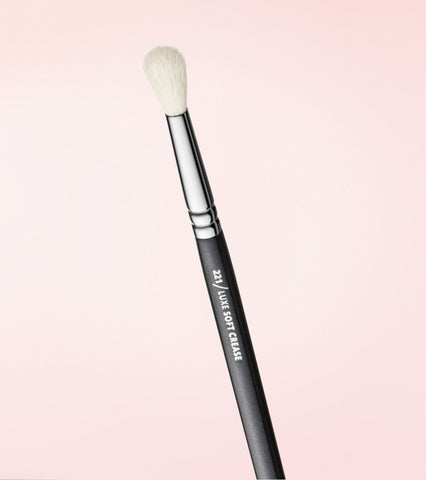 221 LUXE SOFT CREASE BRUSH