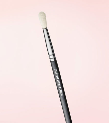 224 LUXE DEFINED CREASE BRUSH